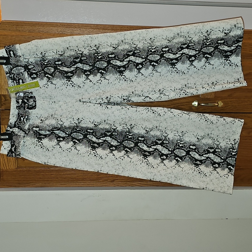 Gianni Bini snake skin print crop pants w belt